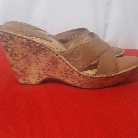 ❤SOLD❤$16 Born wedge leather sandals 7 3.5" - Picture 4 of 8